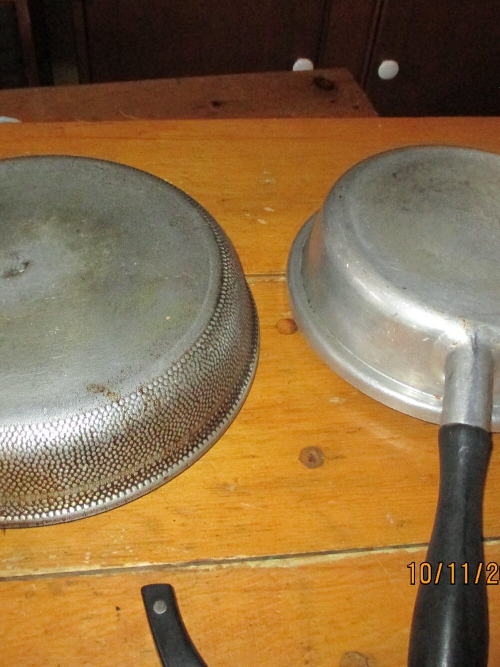 2 vintage cast aluminum frypan farmhouse decor wood handles w ring handle